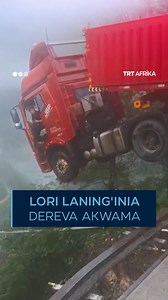 Dereva wa lori la mizigo aponea chupuchupu baada ya lori lake kuning'inia ukingoni kwa daraja huko Guizhou, China, Juni 24. | TRT Afrika Swahili