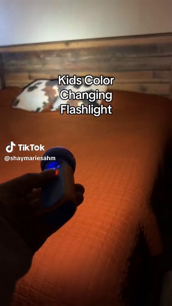 Kids color changing flashlight! #flashlight #kidsflashlight #miniflashlight #giftsforkids #forkids #tiktokshopblackfriday #tiktokshopcybermonday