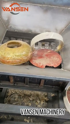 The double-shaft crusher adopts high-strength knife shafts to efficiently crush glass products.