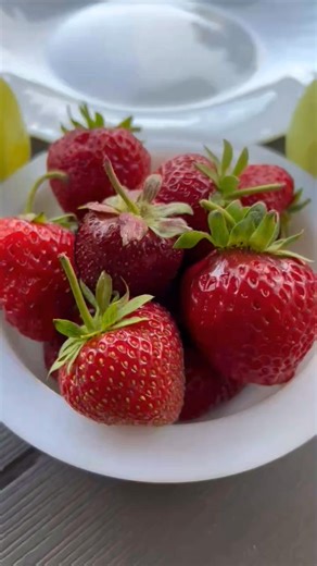 Dulceata de capsuni cu cea mai mica cantitate de zahar..si un secret ascuns in Preparare🤗 Secretul sta intr-un ingredient simplu si neasteptat: MARUL😍 Doar 20-25%zahar. Merele bogate in pectina ajuta la legare . Textura perfecta fara fierbere indelungata Pastreaza aroma fructului fara a fi acoperit de zahar!☺️ 1kg capsuni 200-250 g zahar(depinde dulceata lor) 1/2 mar verde Zeama de la jumatate de lamaie! | Acasa la Misha