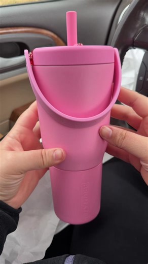 The pink in this Brumate Resa is so pretty! I love that it’s gonna free up my hands and I can throw it into a bag without worrying about it leaking! #brumate #brumateresa #brumatetumbler #pink #watercup