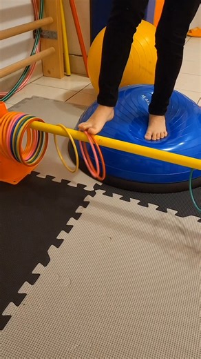 ✨ Fizjoterapia w ramach Wczesnego Wspomagania Rozwoju w Centrum In Corpore Kraków ✨ Ćwiczenia równoważne i koordynacyjne stanowią jeden z najważniejszych elementów terapii ruchowej u dzieci 👣. To właśnie one uczą ciało kontroli, stabilności i płynności ruchu – umiejętności niezbędnych w codziennych aktywnościach, takich jak chodzenie, bieganie czy utrzymanie prawidłowej postawy. Podczas zajęć dążymy do tego, aby dziecko stopniowo nabywało świadomości ciała, kontroli motorycznej oraz stabilizacj