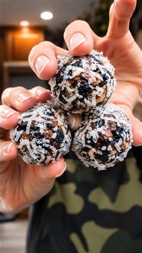 Healthy Blueberry Date Bites for No Bake August #dateballs #summerdessert #nobakedessert #nobake