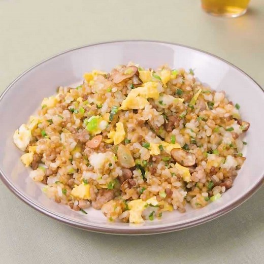 しっかり味！ ひき肉とねぎのガーリックチャーハンのレシピ動画・作り方 | デリッシュキッチン