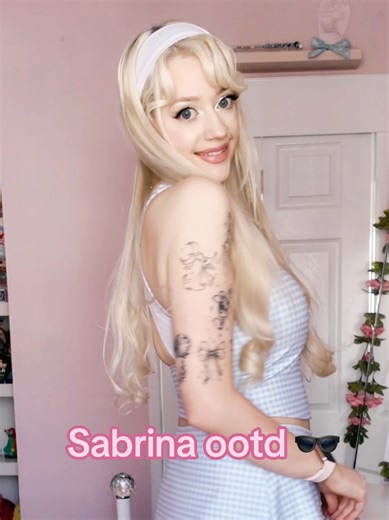 Sabrina Carpenter Retro Outfit of the Day