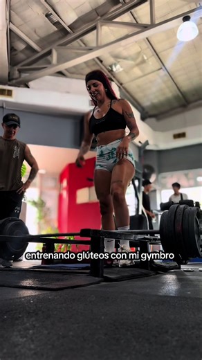 140 kilos de hip trusth para terminar esta serie ❤️‍🔥 les recomiendo ir subiendo peso. Calentar con uno tranqui y después ya subir. La ante última serie tiene que ser en drop set es decir un peso alto pero que puedan controlar e ir bajando. 3 repeticiones de drop set. Más las otras claro, y despueees de eso. La quinta serie al fallo, con el mayor peso que puedan. Es lo que me sirvió para ver cambios . #gymbro #gluteos #gymlover #paratiiiiiiiiiiiiiiiiiiiiiiiiiiiiiii