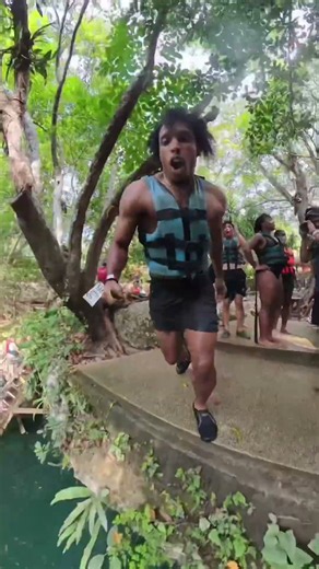 Jumping into Cenotes en Cancun #mexico#cenotes #cenotesmexico #cliffjumping #cliff #travel #spanish