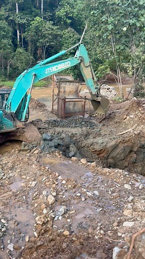 62K views · 412 reactions | The best gold mine...!!! The gold washing process in a sluice box made of iron plate with a Kobelco excavator... this material washing process can produce ounces or even kilos of gold in a day's work. #thebest #gold #oro #Mining #washing #cleaning #material #mineral #process #inspiration #sluicebox #kobelco #excavator #operator #producer #explore #original #exclusive #trendingreel #fb | Nopelindo Karnopa Railis | Facebook