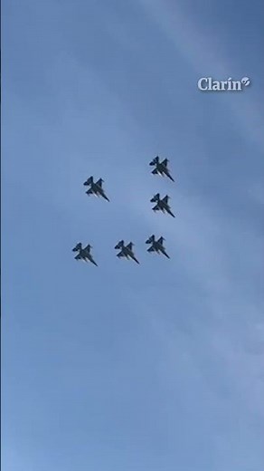 Así fue el vuelo de los aviones de combate F-16 por Buenos Aires