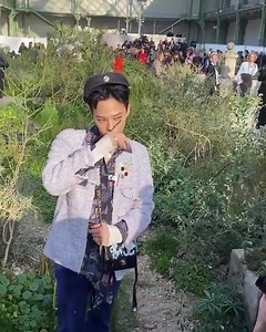 105K views · 10K reactions | [200121] G-Dragon tại show Chanel 2020, Paris #GDatCHANEL Ngầu quá trời ơi  Trong clip còn có cả tiếng việt =))))) | Chí Long Vietnam Fanpage | Facebook