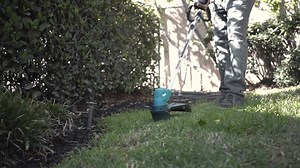 Bajo ruido, cero emisiones y velocidad variable (4000 / 5000 / 6000 RPM), esta desbrozadora es todo lo que necesitas para recortes de precisión y bordes. #MakitaLatinAmerica | Makita Latin America