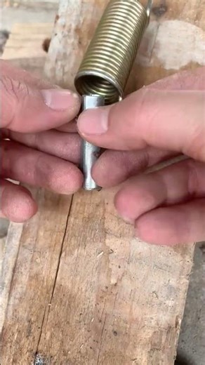 The technique of installing an extension spring on mechanical parts using round pipe and screwdriver