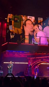 🥹 Joe cantó HEART BY HEART especialmente para una pequeña fan de Denver que acaba de superar el Cáncer 💖 . . . . 📸 Créditos: @LuluJonasTroll | Jonas Brothers News