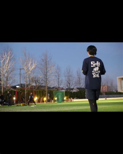 【公式】中央大学附属横浜中学校・高等学校 on Instagram: "🥎 本日はソフトボール部の紹介です。 基本的な活動日は火・木・金・土・日 日曜日は試合で、平日の活動日は練習をしています。 部員数は中高合わせて22名で、内訳は 高3：4人 / 高2：5人 / 高1：7人(内2名マネージャー) 計16人 中3：3人 / 中2：2人 / 中1：1人の中学生計6人 となっています❕ 1名のコーチと、2名の顧問が指導してくださっています👤‎ 活動場所は牛久保グラウンド 合宿あります🏕 部長からの一言💬 ソフトボールは基本９人でプレイするチームスポーツです。部員は初心者が多く、高校からソフトボールをやり始めた部員も多くいます。今は高3が引退し、中高ともに人数が少ないこともあり、いつでも部員募集中です！一番の魅力は学年を越えた仲のよさです！少しでもソフトボール部に興味を持ってもらえると嬉しいです！ #中央大学附属横浜 #中大横浜 #中横インスタ #中高一貫 #男女共学 #大学附属校 #大学付属校 #センター北 #中学受験 #中学受験ママ #中学受験2025年組 #中学受験2026年組