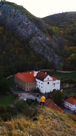 📍One of the most iconic castles in Czechia, Karlštejn, was built to protect royal treasures and sacred relics. @Visit Czechia | Khanh san