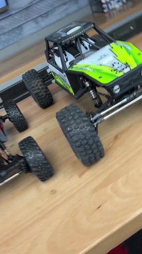 Choosing Between Axial 4x4's: AX24, UTB18 Capra, or Capra 1.9?