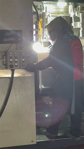 The machine welding process of the fuel tank #truck