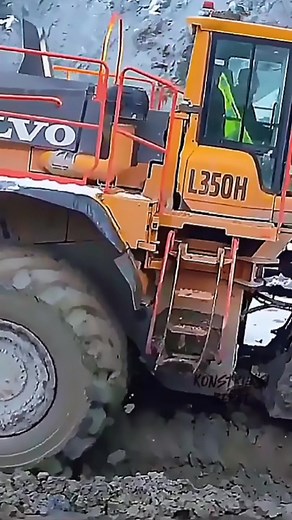 "Volvo L350 Wheel Loader Crushing It on Site!" #VolvoL350 #WheelLoader #HeavyEquipment #ConstructionSite #Earthmoving | Konstruksi Berat