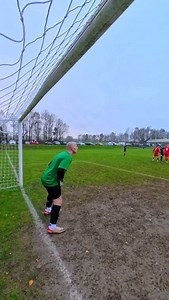 SET YOUR WALL BETTER comments incoming @theonegloveco #football #goalkeeper #goalkeeping #goalkeepersaves | Martymcdevittgk