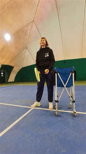 Małgorzata Sułek | Trenerka tenisa on Instagram: ""Dzień dobry, interesuje się od kilku lat tenisem, oglądam i gram. Przyszło mi do głowy, że chciałbym pracować jako trener. Bardzo podoba mi się Pani profil. Mam pytanie jaka jest Pani historia? Pozdrawiam serdecznie" Takie pytanie wysłałam mi ostatnio na instagramie pewien Młody Człowiek (którego pozdrawiam 👋) A o to co mu odpisałam: Cześć Norbert :) Dzięki za obserwowanie mojego profilu :) I fajnie, że myślisz o pracy na kortach ✌️ W dużym skr