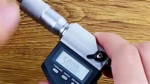 精度差？这款数显千分尺轻松搞定细微测量，家用修缮、手作打磨全靠它，数字读数清晰准确，一用就上手，细节把控力拉满。