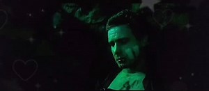 Hoy duele de verdad. Hoy se fue James Ransone. El actor que le dio cuerpo y alma a Eddie Kaspbrak, el que supo mostrar fragilidad sin vergüenza y valentía incluso cuando todo parecía perdido. A veces olvidamos que detrás de los personajes que nos salvan hay personas librando batallas silenciosas. Hoy el arte queda, pero la ausencia pesa. Que su trabajo siga siendo abrazo para quienes lo necesitaban, y que su historia nos recuerde algo esencial: hablar, escuchar y acompañar puede marcar la difere