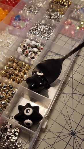 ✮⋆｡making the sprites from spirited away✮⋆ will post this on my insta shop this sunday ˊᗜˋ #spiritedaway #studioghibli #keychain #charms #pinterest