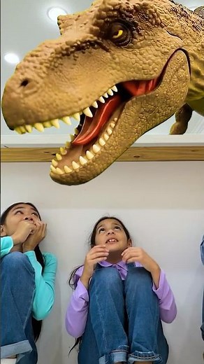 Ellie and Charlotte Run Away from the Giant Dinosaur 😱🦖 #PretendPlay
