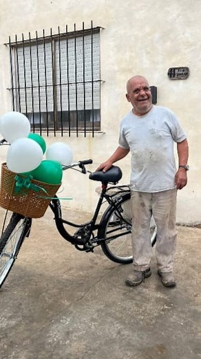 LINDAS NOTICIAS DE MI CIUDAD | Un Gesto que Calienta el Corazón ❤️ La solidaridad y el amor de la gente de Rivadavia nos llena de orgullo! Mónica Duran y sus hijos sorprendieron a El Torito Sánchez, trabajador de Rucalim, con una bicicleta nueva y decorada con los colores de su equipo favorito, el Trula. Un Detalle que Vale Oro 💎 La bicicleta, que se rompió el fin de semana, fue reemplazada por una nueva, llena de amor y dedicación. Los globos verdes y blancos son un símbolo de la pasión y el c