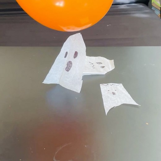 Flying Ghost Science Experiment🧬🧪🧫🔭… A perfect STEM activity for Halloween 🎃 💀🕷!!! Rub the ballon to the rug or hair to create this electro static energy.... 🧬👩‍🔬🧑‍🔬…Kids will love the ghosts to fly magically 😁🧑‍🔬🧬🔭 | Zippi Kids Corner