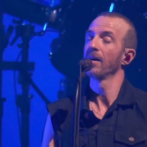 Splendide vidéo de Calogero qui interprète son tube "Rien comme les autres" en concert lors de sa tournée à la Défense Arena ! 😍 #Calogero | M Radio