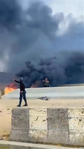 🔴 Day 3 of Unrest — Douala Engulfed in Smoke and Chaos Thick clouds of smoke now blanket the skies over Douala as protests enter their third consecutive day. At the entrance to Billes Village, scenes resemble a war zone — barricades, burning debris, and crowds refusing to disperse. Police and military forces stand by, visibly overwhelmed and unable to contain the growing tide of anger. Roads remain blocked in several parts of the city as citizens continue to denounce the stolen election and dem