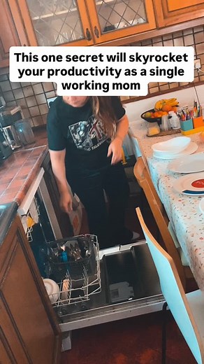 Want to learn how to get your housework done in 20 minutes a day? Comment TWENTY below and I’ll show you how that’s possible ⬇️ 🚨Being productive as a single woking mom is NOT an easy task. There’s a lot to manage and a lot of organising to do. Who agrees with that? (drop an emoji in the comments right now if you do!) And even when you’re being productive, it is key to FEEL productive because this amazing feeling of accomplishment is the one thing that will help you feel good about yourself dai