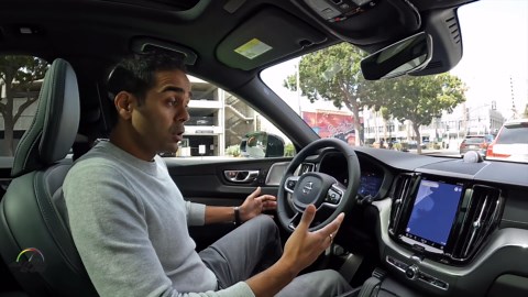 2022 Volvo XC60 con Android Automotive OS - Asistente de Google