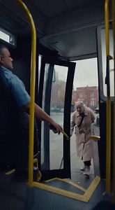 BUS DRIVER REFUSES TO WAIT FOR OLD WOMAN—THE PASSENGERS’ VIDEO GOES VIRAL AND CHANGES EVERYTHING She was running. Cane in one hand, grocery bag dragging behind her, jacket flapping in the wind. The bus was right there—blinking, idling, doors still open. She waved. Just a few steps away. But the driver looked straight at her… and shut the doors. Then he smirked. And pulled off. People inside gasped. One woman yelled, “She’s RIGHT THERE!” Another started filming. You can hear her voice on the vide