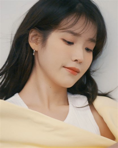 【2025 與 IU 一起開啟春日穿搭靈感】​ 亞太區形象大使 #IU李知恩 穿上 NB 春季新裝，詮釋出專屬的輕鬆魅力！​ 無論是將奶油黃帽 T 隨性披肩，還是穿上寬鬆的 NB Logo 上衣， 都能在春日暖陽中展現舒適風格，為新的一年注入滿滿活力🌼​ ​​ 👉 IU 同款春日穿搭：https://reurl.cc/V02vKA​ 👉 至鄰近店點選購更多時尚單品：https://reurl.cc/d1pjKD​ #newbalance #NB型聚此刻 #NB潮玩新年 | New Balance