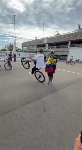 👀 “When danger and talent meet.”#CycleStunt #CloseCall #StuntLife #StuntRider #StreetStunts #Bike