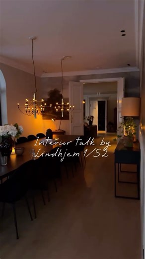 Kristin Lindhjem on Instagram: "I åren som kommer vil vi ser mer av soneinndelte rom og mindre åpne flater. Og det gleder meg! Vi får halve vegger som skjermer mer, jeg tror ikke nødvendigvis det blir helt adskilte rom med dører. Velkommen til første episode av interiørtips fra Lindhjem. Jeg skal dele et tips i uken i hele 2026 og starter med planløsning og hvordan vi nå skal ha hjemme delt inn i tydelige soner💫 SLIK KAN DU DELE INN I SONER 1. Bruk gulvteppe til å plassere alle møblene som tilh