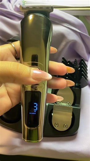 un recortador versátil pensado para simplificar tu rutina de grooming. Con múltiples accesorios incluidos, puedes perfilar barba, cortar cabello y eliminar vello no deseado con facilidad y precisión. Su potente motor y diseño inalámbrico ofrecen libertad de movimiento, mientras que su batería de larga duración te acompaña en cada uso. Ideal para mantener un estilo limpio, moderno y sin esfuerzo. #Ufree #AllInOneTrimmer #tiktokshopmothersday #summerVibes #tiktokshopmothersday