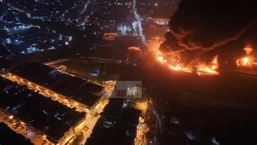 Tragedi Kebakaran PT Garuda Mas Perkasa: 27 Korban Jiwa di Pabrik Swallow? Kebakaran hebat yang melanda pabrik sandal legendaris Swallow, PT Garuda Mas Perkasa, di Jalan KL Yos Sudarso, Medan Deli, baru berhasil dikuasai sepenuhnya pada Kamis siang (29/1/2026). Api yang mulai berkobar sejak Selasa malam sekitar pukul 21.15 WIB itu baru dinyatakan padam sekitar pukul 12.11 WIB, setelah petugas berjibaku selama hampir 39 jam. Insiden ini menyisakan duka mendalam sekaligus simpang siur informasi te