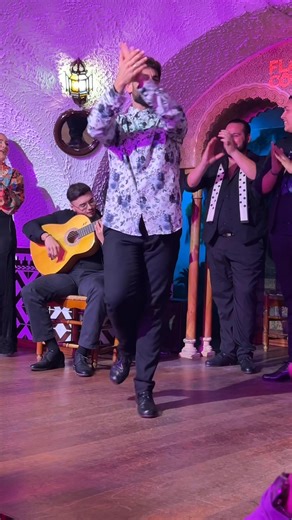 西班牙佛朗明哥 Flamenco是源自西班牙安達魯西亞的傳統藝術，融合吉普賽、摩爾和猶太文化。它包含三大元素：充滿激情的歌唱（Cante）、富有表現力的舞蹈（Baile）及吉他演奏（Toque）。舞者以複雜的腳步和手部動作表達強烈情感，常伴隨拍手節奏和觀眾的「¡Olé!」喝采聲。2010年被聯合國教科文組織列為非物質文化遺產，是西班牙最具代表性的文化象徵。 | 吳仁欽皮膚科