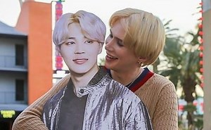 Oli London se casa con la figura de cartón de Jimin, así fue su boda