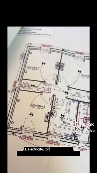 🎬 Épisode 4 : Organisation et plans Penser les espaces, tracer les volumes, imaginer la vie dedans avant même que les murs existent. C’est l’étape où tout devient concret… sur papier ! ✏️ #h#habitatconceptP#PlansMaisonmaison #O#OrganisationChantierÉ#Épisode4L#LaPtiteValléeC#ConstructionMaisonM#Maison2025P#ProjetMaisonP#PlanDeMaisonh#homevlogh#homestoryp#pourtoif#fypt#tiktokhomet#tiktokfranceviralvideos