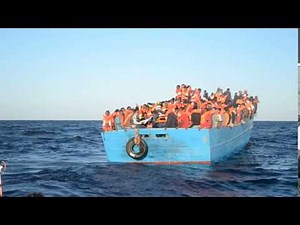 Ein überfülltes Flüchtlingsboot treibt auf dem Mittelmeer