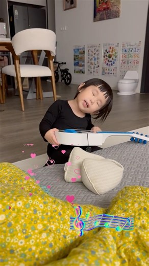 예술의 혼을 담아 기타치는 아기 결이 #babyboy #babyshorts #아기