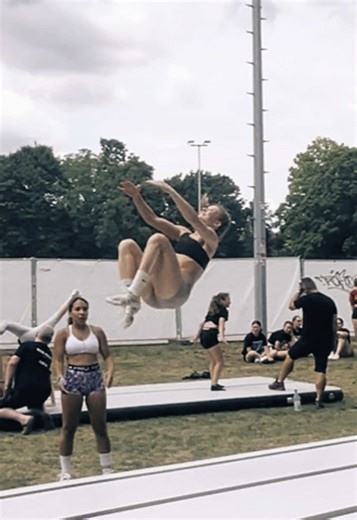 Tumbling lernen: Spaß und Herausforderungen im Cheerleading