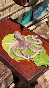 Octopus gets a spicy hot oil bath! 🐙🔥 #ollosvlog #foodvendors #restaurant #breakfastmenu | Oyen Ollos