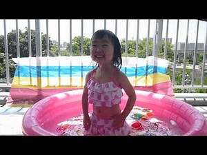 ベランダでプール。楽しそうな娘