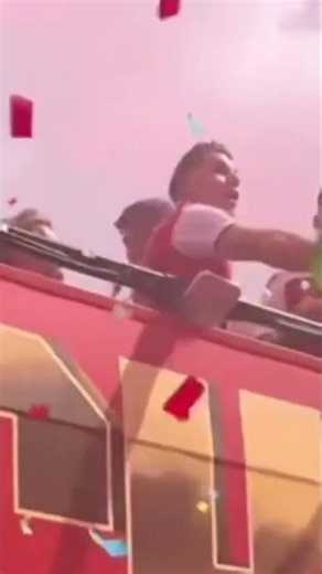 Gyokeres' face after Ben White THROWS his sunglasses into the crowd! 🤣