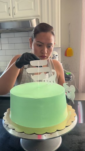 Hola hermosas les dejo este bonito pastel una idea para sus niños :) Pan de esponja sabor chocolate Relleno de fresa Húmedo en tres leches de chocolate Moldes 8 “ Horneo dos panes 20 porciones #pastel #pasteltresleches #pastel #cake #cakedecorating #cakeoftheday #cakeofinstagram #cakeoffacebook #cakeoftictock #viral #videoviral #lovecake #cake #chantilly #pasteldedospisos #pastelalto #pastelcocomelon #pasteldeprimeracomunion #pasteldechocolate